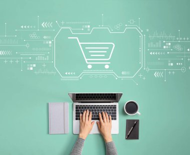 Bilgisayarı kullanan kişi ile çevrimiçi alışveriş teması