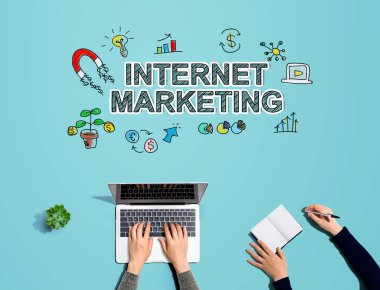 Birlikte çalışan insanlarla internet pazarlaması
