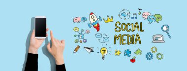 Akıllı telefon kullanan kişi ile sosyal medya
