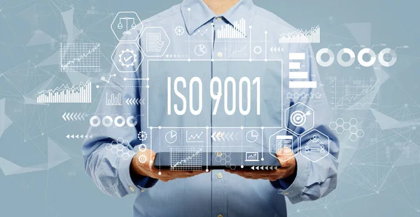 Концепция ISO 9001 с человеком в руках — стоковое фото
