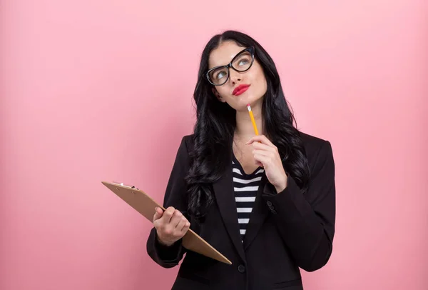 Oficina mujer con un portapapeles — Foto de Stock