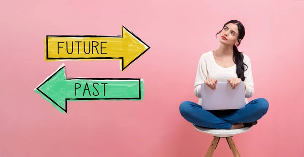 Futuro ou passado com a mulher usando um laptop — Fotografia de Stock