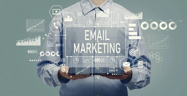 E-Mail Marketing Konzept mit einem Mann in der Hand eines Tablets — Stockfoto
