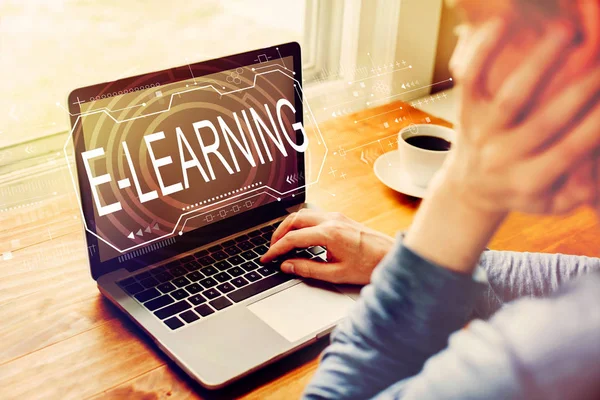 E-Learning concept met man met een laptop — Stockfoto
