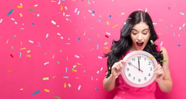 Elinde saat tutan genç bir kadın.