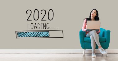 Yeni yıl 2020 'de dizüstü bilgisayar kullanan bir kadınla yükleniyor