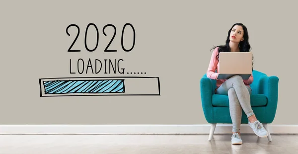 Laddar nytt år 2020 med en bärbar dator — Stockfoto