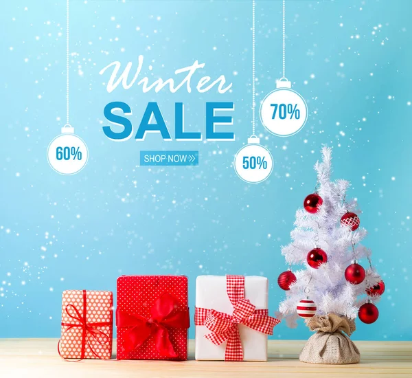 Winter sale message with a Christmas tree and gift boxes — Stock Photo, Image