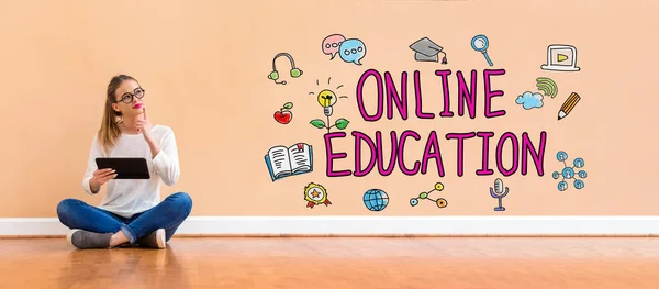 Online onderwijs met vrouw met behulp van een tablet — Stockfoto