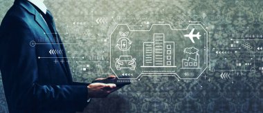 Akıllı şehir konsepti, iş adamı elinde tablet tutuyor.