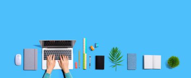 Dizüstü bilgisayar kullanan kişi