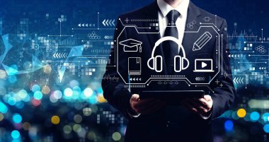 E-öğrenme konsepti iş adamı elinde bir tablet tutuyor