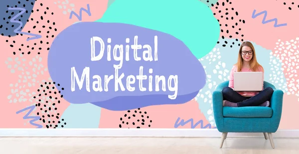 Digitale Marketing met vrouw met behulp van een laptop — Stockfoto