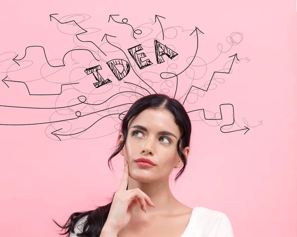 Brainstorming idé pilar med ung kvinna — Stockfoto