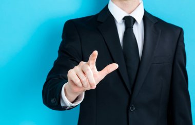 İşadamı parmağını gösterdi.