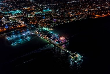 Santa Monica kıyısındaki gece havadan görünümü
