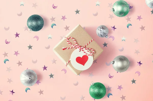 Caixa de presente de Natal com baubles — Fotografia de Stock