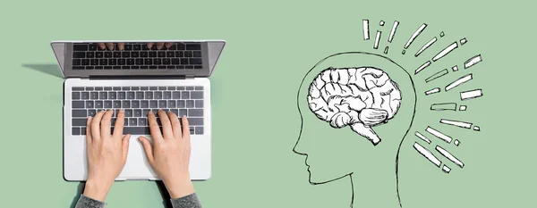 Obrázek mozku s osobou používající notebook — Stock fotografie