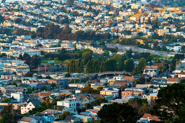 Blick auf San Francisco in der Dämmerung — Stockfoto