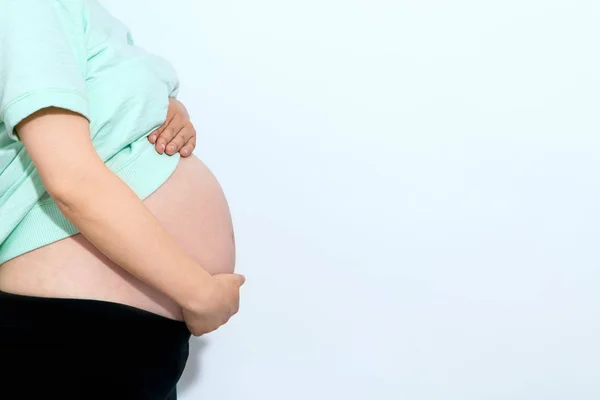 Zwangere vrouw op een solide achtergrond — Stockfoto