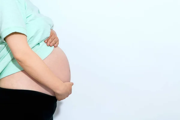 Mulher grávida em um fundo sólido — Fotografia de Stock