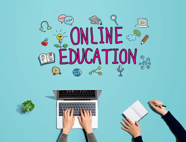 Educación en línea con personas que trabajan juntas — Foto de Stock