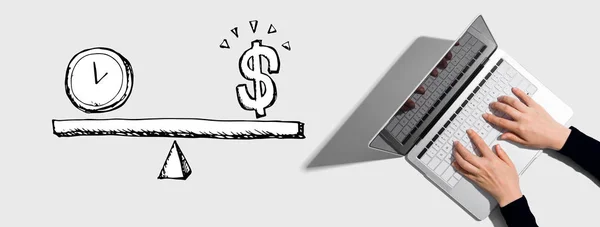 Χρόνος και χρήματα στην κλίμακα με το άτομο που χρησιμοποιεί lap-top — Φωτογραφία Αρχείου