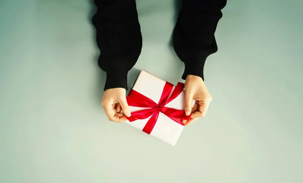 Person im Besitz einer Geschenkbox — Stockfoto