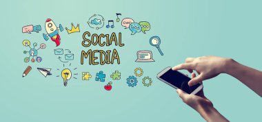 Akıllı telefonu olan kişi ile sosyal medya