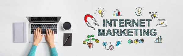 Internet-Marketing mit Laptop — Stockfoto