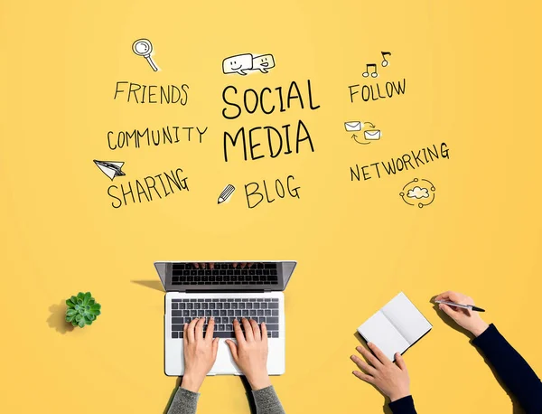 Tema de mídia social com pessoas trabalhando juntas — Fotografia de Stock