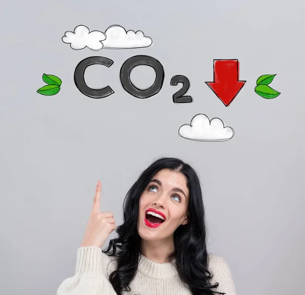 Зменшити концепцію CO2 з щасливою молодою жінкою — стокове фото