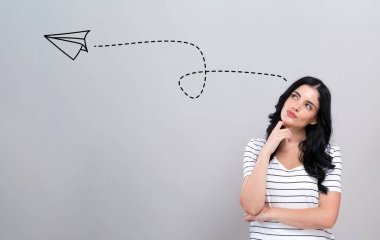 Genç kadın ile kağıt uçak