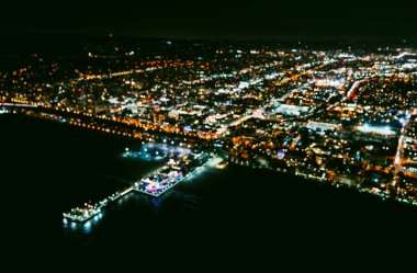 Havadan görünümü Santa Monica kıyısındaki geceleri bulanık.