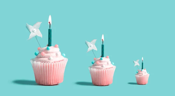 Великі і маленькі кекси зі свічками — стокове фото