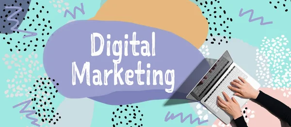 Marketing digitale con persona che utilizza laptop — Foto Stock