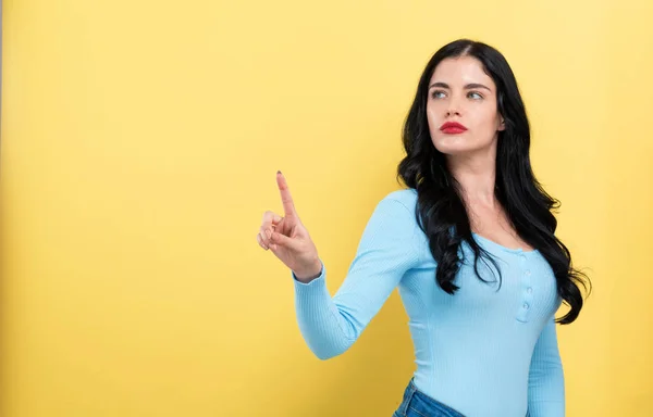 Mujer joven señalando algo — Foto de Stock