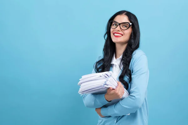 Mujer joven con un montón de documentos — Foto de Stock