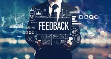 Bir tablet tutan işadamı geri bildirim kavramı