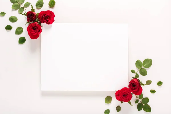 Róże i pustą kartkę z życzeniami top Zobacz — Zdjęcie stockowe