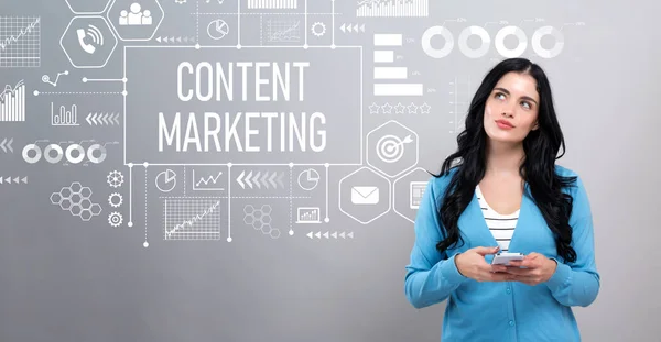 Koncepcja content marketingu z kobietą trzymającą smartfona — Zdjęcie stockowe