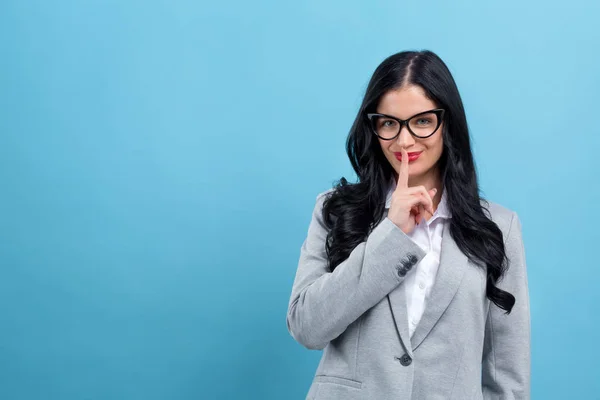 Mujer joven haciendo un gesto tranquilo — Foto de Stock