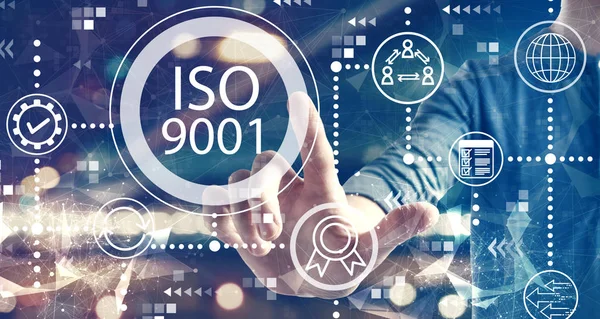 Iso 9001-Konzept mit einem Mann mit städtischem Hintergrund — Stockfoto