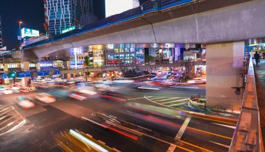 Shibuya, Tokyo, Japonya içinde yoğun bir kavşak geçiş trafik