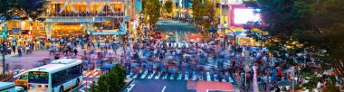 Shibuya, Tokyo, Japonya içinde ünlü kavşak kişi arası