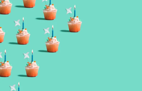 Cupcakes com velas acesas — Fotografia de Stock