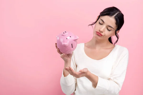 Giovane donna con un salvadanaio — Foto Stock