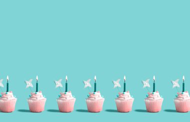 Mumları yanan kekler.