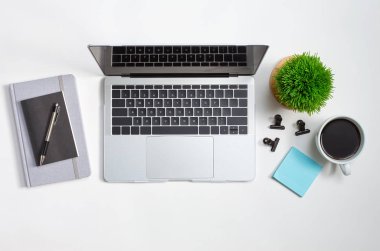Ofis malzemeleriyle dizüstü bilgisayar çalışma istasyonu