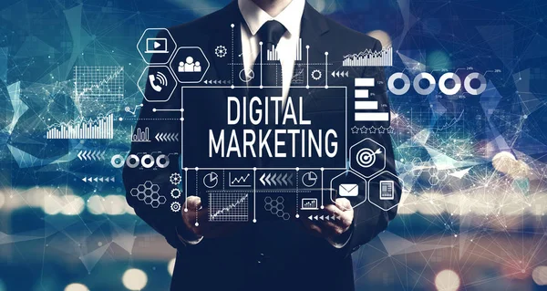 Marketing digital com empresário segurando um tablet — Fotografia de Stock